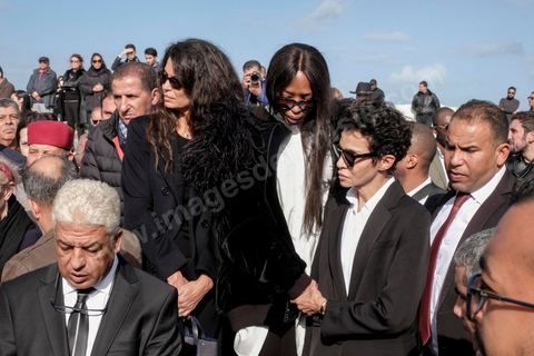 20 novembre 2017 : Au cimetière à travers pour l'enterrement de Azzedine Alaïa au village de Sidi Bou Saïd, banlieue de Tunis, Naomi Campbell,  Farida Khelfa et Afef Jnifen se consolent