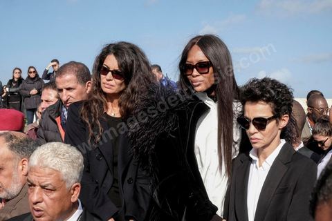 20 novembre 2017 : Au cimetière à travers pour l'enterrement de Azzedine Alaïa au village de Sidi Bou Saïd, banlieue de Tunis, Naomi Campbell,  Farida Khelfa et Afef Jnifen se consolent