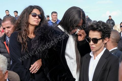 20 novembre 2017 : Au cimetière à travers pour l'enterrement de Azzedine Alaïa au village de Sidi Bou Saïd, banlieue de Tunis, Naomi Campbell,  Farida Khelfa et Afef Jnifen se consolent