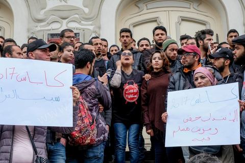 9 janvier 2018 : En protestation à la hausse des prix et à la loi de Finances 2018, le mouvement « Fech Nestanew » a organisé une manifestation à l’avenue Habib Bourguiba de Tunis ce mardi 9 janvier 2018.Une petite centaine de manifestants se sont réunis à cette occasion devant le Théâtre municipal, « La loi de Finances doit être abandonnée », criaient notamment les protestataires, avant de se diriger vers le ministère de l’Intérieur en scandant des slogans hostiles au gouvernement et au ministère de l’Intérieur suite à la répression des manifestations en régions ces dernières 48h et la mort d'un manifestant à Tébourba dasn la grande banlieue de Tunis.