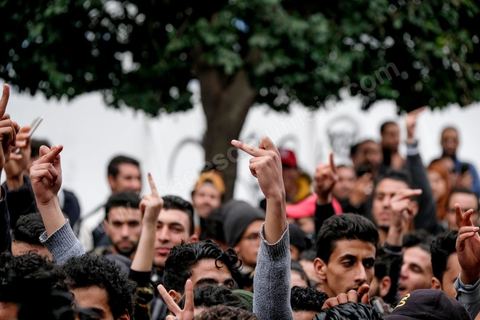 9 janvier 2018 : En protestation à la hausse des prix et à la loi de Finances 2018, le mouvement « Fech Nestanew » a organisé une manifestation à l’avenue Habib Bourguiba de Tunis ce mardi 9 janvier 2018.Une petite centaine de manifestants se sont réunis à cette occasion devant le Théâtre municipal, « La loi de Finances doit être abandonnée », criaient notamment les protestataires, avant de se diriger vers le ministère de l’Intérieur en scandant des slogans hostiles au gouvernement et au ministère de l’Intérieur suite à la répression des manifestations en régions ces dernières 48h et la mort d'un manifestant à Tébourba dasn la grande banlieue de Tunis.