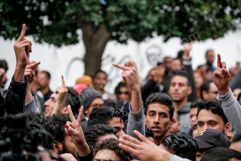 9 janvier 2018 : En protestation à la hausse des prix et à la loi de Finances 2018, le mouvement « Fech Nestanew » a organisé une manifestation à l’avenue Habib Bourguiba de Tunis ce mardi 9 janvier 2018.Une petite centaine de manifestants se sont réunis à cette occasion devant le Théâtre municipal, « La loi de Finances doit être abandonnée », criaient notamment les protestataires, avant de se diriger vers le ministère de l’Intérieur en scandant des slogans hostiles au gouvernement et au ministère de l’Intérieur suite à la répression des manifestations en régions ces dernières 48h et la mort d'un manifestant à Tébourba dasn la grande banlieue de Tunis.