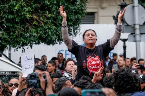 9 janvier 2018 : En protestation à la hausse des prix et à la loi de Finances 2018, le mouvement « Fech Nestanew » a organisé une manifestation à l’avenue Habib Bourguiba de Tunis ce mardi 9 janvier 2018.Une petite centaine de manifestants se sont réunis à cette occasion devant le Théâtre municipal, « La loi de Finances doit être abandonnée », criaient notamment les protestataires, avant de se diriger vers le ministère de l’Intérieur en scandant des slogans hostiles au gouvernement et au ministère de l’Intérieur suite à la répression des manifestations en régions ces dernières 48h et la mort d'un manifestant à Tébourba dasn la grande banlieue de Tunis.