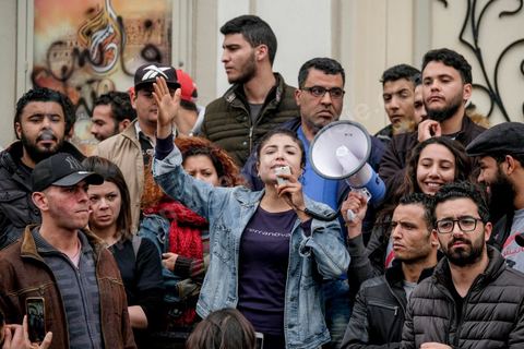 9 janvier 2018 : En protestation à la hausse des prix et à la loi de Finances 2018, le mouvement « Fech Nestanew » a organisé une manifestation à l’avenue Habib Bourguiba de Tunis ce mardi 9 janvier 2018.Une petite centaines de manifestants se sont réunis à cette occasion devant le Théâtre municipl, « La loi de Finances doit être abandonnée », criaient notamment les protestataires, avant de se diriger vers le ministère de l’Intérieur en scandant des slogans hostiles au gouvernement et au ministère de l’Intérieur suite à la répression des manifestations en régions ces dernières 48h et la mort d'un manifestatnt à Tébourba.