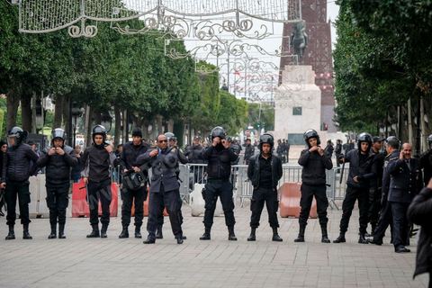 9 janvier 2018 : En protestation à la hausse des prix et à la loi de Finances 2018, le mouvement « Fech Nestanew » a organisé une manifestation à l’avenue Habib Bourguiba de Tunis ce mardi 9 janvier 2018.Une petite centaines de manifestants se sont réunis à cette occasion devant le Théâtre municipl, « La loi de Finances doit être abandonnée », criaient notamment les protestataires, avant de se diriger vers le ministère de l’Intérieur en scandant des slogans hostiles au gouvernement et au ministère de l’Intérieur suite à la répression des manifestations en régions ces dernières 48h et la mort d'un manifestatnt à Tébourba.