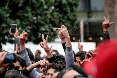 9 janvier 2018 : En protestation à la hausse des prix et à la loi de Finances 2018, le mouvement « Fech Nestanew » a organisé une manifestation à l’avenue Habib Bourguiba de Tunis ce mardi 9 janvier 2018.Une petite centaines de manifestants se sont réunis à cette occasion devant le Théâtre municipl, « La loi de Finances doit être abandonnée », criaient notamment les protestataires, avant de se diriger vers le ministère de l’Intérieur en scandant des slogans hostiles au gouvernement et au ministère de l’Intérieur suite à la répression des manifestations en régions ces dernières 48h et la mort d'un manifestatnt à Tébourba.