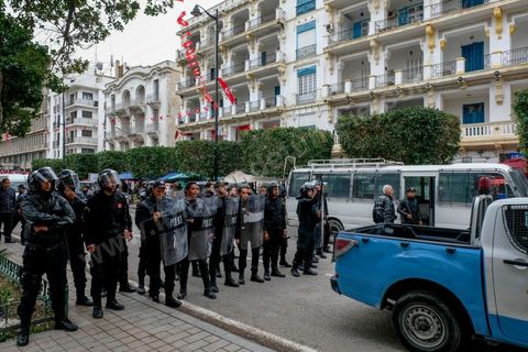 9 janvier 2018 : En protestation à la hausse des prix et à la loi de Finances 2018, le mouvement « Fech Nestanew » a organisé une manifestation à l’avenue Habib Bourguiba de Tunis ce mardi 9 janvier 2018.Une petite centaines de manifestants se sont réunis à cette occasion devant le Théâtre municipl, « La loi de Finances doit être abandonnée », criaient notamment les protestataires, avant de se diriger vers le ministère de l’Intérieur en scandant des slogans hostiles au gouvernement et au ministère de l’Intérieur suite à la répression des manifestations en régions ces dernières 48h et la mort d'un manifestatnt à Tébourba.