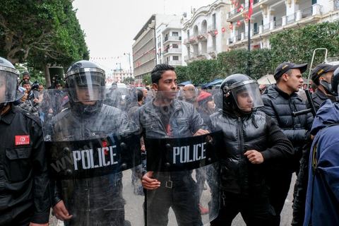 9 janvier 2018 : En protestation à la hausse des prix et à la loi de Finances 2018, le mouvement « Fech Nestanew » a organisé une manifestation à l’avenue Habib Bourguiba de Tunis ce mardi 9 janvier 2018.Une petite centaines de manifestants se sont réunis à cette occasion devant le Théâtre municipl, « La loi de Finances doit être abandonnée », criaient notamment les protestataires, avant de se diriger vers le ministère de l’Intérieur en scandant des slogans hostiles au gouvernement et au ministère de l’Intérieur suite à la répression des manifestations en régions ces dernières 48h et la mort d'un manifestatnt à Tébourba.