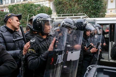 9 janvier 2018 : En protestation à la hausse des prix et à la loi de Finances 2018, le mouvement « Fech Nestanew » a organisé une manifestation à l’avenue Habib Bourguiba de Tunis ce mardi 9 janvier 2018.Une petite centaines de manifestants se sont réunis à cette occasion devant le Théâtre municipl, « La loi de Finances doit être abandonnée », criaient notamment les protestataires, avant de se diriger vers le ministère de l’Intérieur en scandant des slogans hostiles au gouvernement et au ministère de l’Intérieur suite à la répression des manifestations en régions ces dernières 48h et la mort d'un manifestatnt à Tébourba.