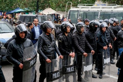 9 janvier 2018 : En protestation à la hausse des prix et à la loi de Finances 2018, le mouvement « Fech Nestanew » a organisé une manifestation à l’avenue Habib Bourguiba de Tunis ce mardi 9 janvier 2018.Une petite centaines de manifestants se sont réunis à cette occasion devant le Théâtre municipl, « La loi de Finances doit être abandonnée », criaient notamment les protestataires, avant de se diriger vers le ministère de l’Intérieur en scandant des slogans hostiles au gouvernement et au ministère de l’Intérieur suite à la répression des manifestations en régions ces dernières 48h et la mort d'un manifestatnt à Tébourba.