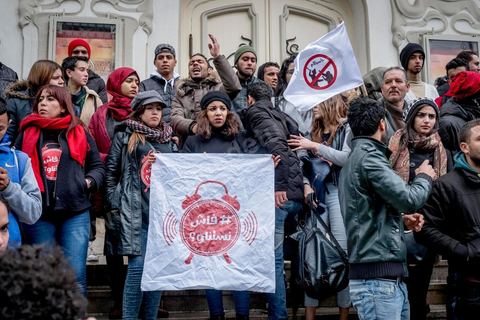 12 janvier 2018 : à l'appel du mouvement "Fech Nestannew" ("Qu'est-ce qu'on attend"), qui a lancé en début d'année la contestation contre la hausse des prix, près de 200 manifestants, la plupart des jeunes de moins de 25 ans, se sont rassemblés dans le centre de Tunis avant de défiler jusqu'au gouvernorat. Les protestataires ont levé des cartons jaunes et rouges en criant : "Le peuple veut la chute de la loi de finances" de 2018, "Le peuple en a marre des nouveaux Trabelsi" - la belle famille du président déchu Zine el Abidine Ben Ali, symbole de la corruption de l'ancien régime. "On estime qu'un dialogue et des réformes sont encore possibles. Le carton jaune, c'est pour dire 'attention' : Il est temps aujourd'hui de s'attaquer aux vrais problèmes : la crise économique, la cherté de la vie, etc... 