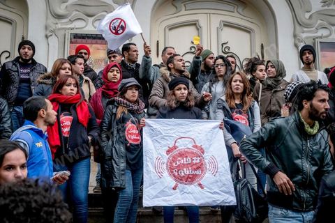 12 janvier 2018 : à l'appel du mouvement "Fech Nestannew" ("Qu'est-ce qu'on attend"), qui a lancé en début d'année la contestation contre la hausse des prix, près de 200 manifestants, la plupart des jeunes de moins de 25 ans, se sont rassemblés dans le centre de Tunis avant de défiler jusqu'au gouvernorat. Les protestataires ont levé des cartons jaunes et rouges en criant : "Le peuple veut la chute de la loi de finances" de 2018, "Le peuple en a marre des nouveaux Trabelsi" - la belle famille du président déchu Zine el Abidine Ben Ali, symbole de la corruption de l'ancien régime. "On estime qu'un dialogue et des réformes sont encore possibles. Le carton jaune, c'est pour dire 'attention' : Il est temps aujourd'hui de s'attaquer aux vrais problèmes : la crise économique, la cherté de la vie, etc... 