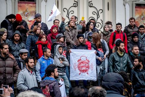 12 janvier 2018 : à l'appel du mouvement "Fech Nestannew" ("Qu'est-ce qu'on attend"), qui a lancé en début d'année la contestation contre la hausse des prix, près de 200 manifestants, la plupart des jeunes de moins de 25 ans, se sont rassemblés dans le centre de Tunis avant de défiler jusqu'au gouvernorat. Les protestataires ont levé des cartons jaunes et rouges en criant : "Le peuple veut la chute de la loi de finances" de 2018, "Le peuple en a marre des nouveaux Trabelsi" - la belle famille du président déchu Zine el Abidine Ben Ali, symbole de la corruption de l'ancien régime. "On estime qu'un dialogue et des réformes sont encore possibles. Le carton jaune, c'est pour dire 'attention' : Il est temps aujourd'hui de s'attaquer aux vrais problèmes : la crise économique, la cherté de la vie, etc... 