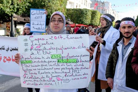 14 janvier 2018 : commémoration sur l'avenue Habib Bourguiba à Tunis du 7ème anniversaire d ela Révolution tunisienne et du départ de Ben Ali. DAsn un contexte de fortes tensions sociales et d'affrontements de jeunes avec la police dasn plusisuers villes de Tunisie depuis une semaine, la journée fut étonnament calme, peu de manifestants et de revnedications sociales face à une très forte présence policière. certains exprimaaient leur fierté, mais d'autres criaient surtout leur colère face à la persistance des maux - pauvreté, chômage et corruption - à l'origine de la chute de la dictature. Des membres du collectif citoyen « Manich Msamah » (« Je ne pardonnerai pas ») ont défilé en brandissant les photos de « martyrs » de la révolution tandis que des jeunes manifestaient pour l'emploi. Des partis politiques avaient installé des stands.