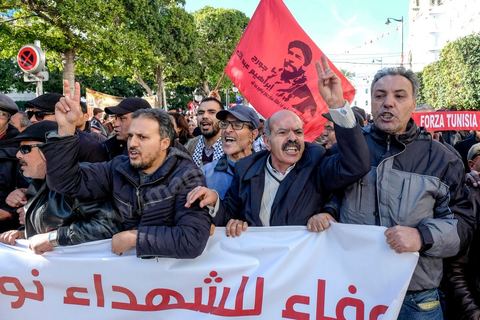 14 janvier 2018 : commémoration sur l'avenue Habib Bourguiba à Tunis du 7ème anniversaire d ela Révolution tunisienne et du départ de Ben Ali. DAsn un contexte de fortes tensions sociales et d'affrontements de jeunes avec la police dasn plusisuers villes de Tunisie depuis une semaine, la journée fut étonnament calme, peu de manifestants et de revnedications sociales face à une très forte présence policière. certains exprimaaient leur fierté, mais d'autres criaient surtout leur colère face à la persistance des maux - pauvreté, chômage et corruption - à l'origine de la chute de la dictature. Des membres du collectif citoyen « Manich Msamah » (« Je ne pardonnerai pas ») ont défilé en brandissant les photos de « martyrs » de la révolution tandis que des jeunes manifestaient pour l'emploi. Des partis politiques avaient installé des stands.