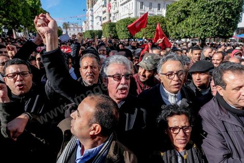 14 janvier 2018 : commémoration sur l'avenue Habib Bourguiba à Tunis du 7ème anniversaire d ela Révolution tunisienne et du départ de Ben Ali. DAsn un contexte de fortes tensions sociales et d'affrontements de jeunes avec la police dasn plusisuers villes de Tunisie depuis une semaine, la journée fut étonnament calme, peu de manifestants et de revnedications sociales face à une très forte présence policière. certains exprimaaient leur fierté, mais d'autres criaient surtout leur colère face à la persistance des maux - pauvreté, chômage et corruption - à l'origine de la chute de la dictature. Des membres du collectif citoyen « Manich Msamah » (« Je ne pardonnerai pas ») ont défilé en brandissant les photos de « martyrs » de la révolution tandis que des jeunes manifestaient pour l'emploi. Des partis politiques avaient installé des stands.