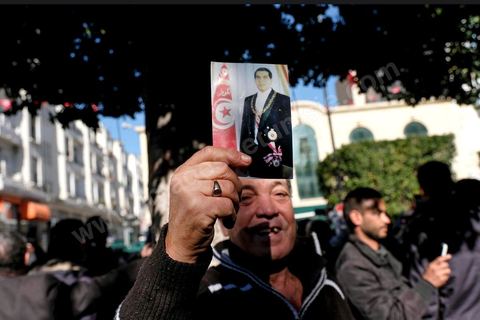 14 janvier 2018 : commémoration sur l'avenue Habib Bourguiba à Tunis du 7ème anniversaire d ela Révolution tunisienne et du départ de Ben Ali. DAsn un contexte de fortes tensions sociales et d'affrontements de jeunes avec la police dasn plusisuers villes de Tunisie depuis une semaine, la journée fut étonnament calme, peu de manifestants et de revnedications sociales face à une très forte présence policière. certains exprimaaient leur fierté, mais d'autres criaient surtout leur colère face à la persistance des maux - pauvreté, chômage et corruption - à l'origine de la chute de la dictature. Des membres du collectif citoyen « Manich Msamah » (« Je ne pardonnerai pas ») ont défilé en brandissant les photos de « martyrs » de la révolution tandis que des jeunes manifestaient pour l'emploi. Des partis politiques avaient installé des stands.
