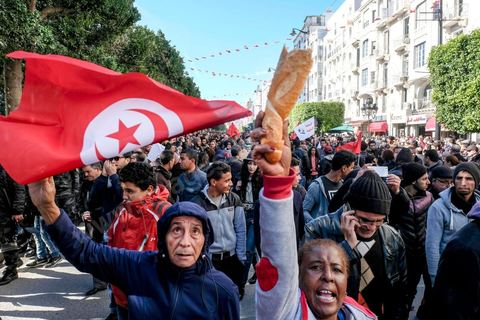 14 janvier 2018 : commémoration sur l'avenue Habib Bourguiba à Tunis du 7ème anniversaire d ela Révolution tunisienne et du départ de Ben Ali. DAsn un contexte de fortes tensions sociales et d'affrontements de jeunes avec la police dasn plusisuers villes de Tunisie depuis une semaine, la journée fut étonnament calme, peu de manifestants et de revnedications sociales face à une très forte présence policière. certains exprimaaient leur fierté, mais d'autres criaient surtout leur colère face à la persistance des maux - pauvreté, chômage et corruption - à l'origine de la chute de la dictature. Des membres du collectif citoyen « Manich Msamah » (« Je ne pardonnerai pas ») ont défilé en brandissant les photos de « martyrs » de la révolution tandis que des jeunes manifestaient pour l'emploi. Des partis politiques avaient installé des stands.