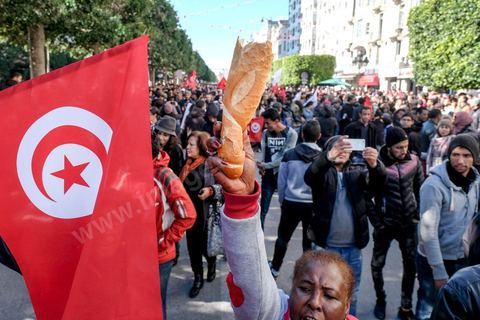14 janvier 2018 : commémoration sur l'avenue Habib Bourguiba à Tunis du 7ème anniversaire d ela Révolution tunisienne et du départ de Ben Ali. DAsn un contexte de fortes tensions sociales et d'affrontements de jeunes avec la police dasn plusisuers villes de Tunisie depuis une semaine, la journée fut étonnament calme, peu de manifestants et de revnedications sociales face à une très forte présence policière. certains exprimaaient leur fierté, mais d'autres criaient surtout leur colère face à la persistance des maux - pauvreté, chômage et corruption - à l'origine de la chute de la dictature. Des membres du collectif citoyen « Manich Msamah » (« Je ne pardonnerai pas ») ont défilé en brandissant les photos de « martyrs » de la révolution tandis que des jeunes manifestaient pour l'emploi. Des partis politiques avaient installé des stands.