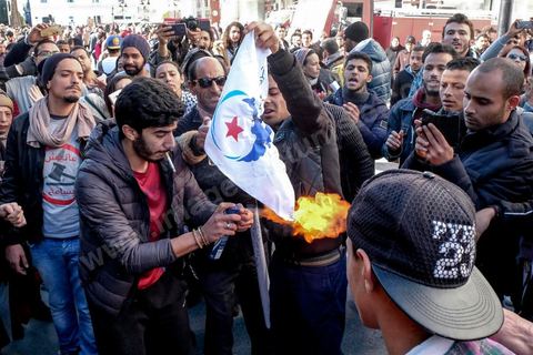 14 janvier 2018 : commémoration sur l'avenue Habib Bourguiba à Tunis du 7ème anniversaire d ela Révolution tunisienne et du départ de Ben Ali. DAsn un contexte de fortes tensions sociales et d'affrontements de jeunes avec la police dasn plusisuers villes de Tunisie depuis une semaine, la journée fut étonnament calme, peu de manifestants et de revnedications sociales face à une très forte présence policière. certains exprimaaient leur fierté, mais d'autres criaient surtout leur colère face à la persistance des maux - pauvreté, chômage et corruption - à l'origine de la chute de la dictature. Des membres du collectif citoyen « Manich Msamah » (« Je ne pardonnerai pas ») ont défilé en brandissant les photos de « martyrs » de la révolution tandis que des jeunes manifestaient pour l'emploi. Des partis politiques avaient installé des stands.