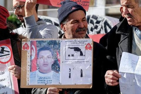 14 janvier 2018 : commémoration sur l'avenue Habib Bourguiba à Tunis du 7ème anniversaire d ela Révolution tunisienne et du départ de Ben Ali. DAsn un contexte de fortes tensions sociales et d'affrontements de jeunes avec la police dasn plusisuers villes de Tunisie depuis une semaine, la journée fut étonnament calme, peu de manifestants et de revnedications sociales face à une très forte présence policière. certains exprimaaient leur fierté, mais d'autres criaient surtout leur colère face à la persistance des maux - pauvreté, chômage et corruption - à l'origine de la chute de la dictature. Des membres du collectif citoyen « Manich Msamah » (« Je ne pardonnerai pas ») ont défilé en brandissant les photos de « martyrs » de la révolution tandis que des jeunes manifestaient pour l'emploi. Des partis politiques avaient installé des stands.