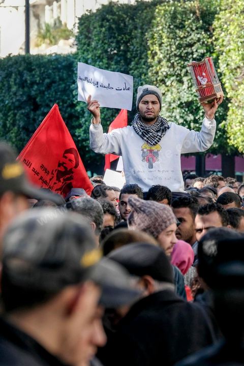 14 janvier 2018 : commémoration sur l'avenue Habib Bourguiba à Tunis du 7ème anniversaire d ela Révolution tunisienne et du départ de Ben Ali. DAsn un contexte de fortes tensions sociales et d'affrontements de jeunes avec la police dasn plusisuers villes de Tunisie depuis une semaine, la journée fut étonnament calme, peu de manifestants et de revnedications sociales face à une très forte présence policière. certains exprimaaient leur fierté, mais d'autres criaient surtout leur colère face à la persistance des maux - pauvreté, chômage et corruption - à l'origine de la chute de la dictature. Des membres du collectif citoyen « Manich Msamah » (« Je ne pardonnerai pas ») ont défilé en brandissant les photos de « martyrs » de la révolution tandis que des jeunes manifestaient pour l'emploi. Des partis politiques avaient installé des stands.