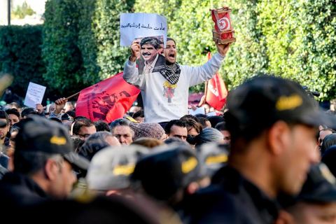 14 janvier 2018 : commémoration sur l'avenue Habib Bourguiba à Tunis du 7ème anniversaire d ela Révolution tunisienne et du départ de Ben Ali. DAsn un contexte de fortes tensions sociales et d'affrontements de jeunes avec la police dasn plusisuers villes de Tunisie depuis une semaine, la journée fut étonnament calme, peu de manifestants et de revnedications sociales face à une très forte présence policière. certains exprimaaient leur fierté, mais d'autres criaient surtout leur colère face à la persistance des maux - pauvreté, chômage et corruption - à l'origine de la chute de la dictature. Des membres du collectif citoyen « Manich Msamah » (« Je ne pardonnerai pas ») ont défilé en brandissant les photos de « martyrs » de la révolution tandis que des jeunes manifestaient pour l'emploi. Des partis politiques avaient installé des stands.