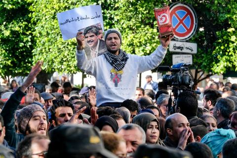 14 janvier 2018 : commémoration sur l'avenue Habib Bourguiba à Tunis du 7ème anniversaire d ela Révolution tunisienne et du départ de Ben Ali. DAsn un contexte de fortes tensions sociales et d'affrontements de jeunes avec la police dasn plusisuers villes de Tunisie depuis une semaine, la journée fut étonnament calme, peu de manifestants et de revnedications sociales face à une très forte présence policière. certains exprimaaient leur fierté, mais d'autres criaient surtout leur colère face à la persistance des maux - pauvreté, chômage et corruption - à l'origine de la chute de la dictature. Des membres du collectif citoyen « Manich Msamah » (« Je ne pardonnerai pas ») ont défilé en brandissant les photos de « martyrs » de la révolution tandis que des jeunes manifestaient pour l'emploi. Des partis politiques avaient installé des stands.