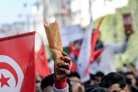 14 janvier 2018 : commémoration sur l'avenue Habib Bourguiba à Tunis du 7ème anniversaire d ela Révolution tunisienne et du départ de Ben Ali. DAsn un contexte de fortes tensions sociales et d'affrontements de jeunes avec la police dasn plusisuers villes de Tunisie depuis une semaine, la journée fut étonnament calme, peu de manifestants et de revnedications sociales face à une très forte présence policière. certains exprimaaient leur fierté, mais d'autres criaient surtout leur colère face à la persistance des maux - pauvreté, chômage et corruption - à l'origine de la chute de la dictature. Des membres du collectif citoyen « Manich Msamah » (« Je ne pardonnerai pas ») ont défilé en brandissant les photos de « martyrs » de la révolution tandis que des jeunes manifestaient pour l'emploi. Des partis politiques avaient installé des stands.
