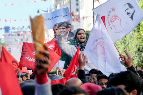 14 janvier 2018 : commémoration sur l'avenue Habib Bourguiba à Tunis du 7ème anniversaire d ela Révolution tunisienne et du départ de Ben Ali. DAsn un contexte de fortes tensions sociales et d'affrontements de jeunes avec la police dasn plusisuers villes de Tunisie depuis une semaine, la journée fut étonnament calme, peu de manifestants et de revnedications sociales face à une très forte présence policière. certains exprimaaient leur fierté, mais d'autres criaient surtout leur colère face à la persistance des maux - pauvreté, chômage et corruption - à l'origine de la chute de la dictature. Des membres du collectif citoyen « Manich Msamah » (« Je ne pardonnerai pas ») ont défilé en brandissant les photos de « martyrs » de la révolution tandis que des jeunes manifestaient pour l'emploi. Des partis politiques avaient installé des stands.