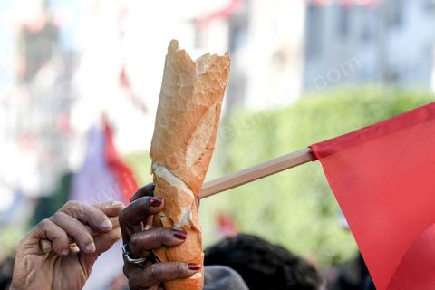 14 janvier 2018 : commémoration sur l'avenue Habib Bourguiba à Tunis du 7ème anniversaire d ela Révolution tunisienne et du départ de Ben Ali. DAsn un contexte de fortes tensions sociales et d'affrontements de jeunes avec la police dasn plusisuers villes de Tunisie depuis une semaine, la journée fut étonnament calme, peu de manifestants et de revnedications sociales face à une très forte présence policière. certains exprimaaient leur fierté, mais d'autres criaient surtout leur colère face à la persistance des maux - pauvreté, chômage et corruption - à l'origine de la chute de la dictature. Des membres du collectif citoyen « Manich Msamah » (« Je ne pardonnerai pas ») ont défilé en brandissant les photos de « martyrs » de la révolution tandis que des jeunes manifestaient pour l'emploi. Des partis politiques avaient installé des stands.