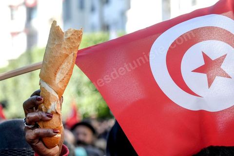 14 janvier 2018 : commémoration sur l'avenue Habib Bourguiba à Tunis du 7ème anniversaire d ela Révolution tunisienne et du départ de Ben Ali. DAsn un contexte de fortes tensions sociales et d'affrontements de jeunes avec la police dasn plusisuers villes de Tunisie depuis une semaine, la journée fut étonnament calme, peu de manifestants et de revnedications sociales face à une très forte présence policière. certains exprimaaient leur fierté, mais d'autres criaient surtout leur colère face à la persistance des maux - pauvreté, chômage et corruption - à l'origine de la chute de la dictature. Des membres du collectif citoyen « Manich Msamah » (« Je ne pardonnerai pas ») ont défilé en brandissant les photos de « martyrs » de la révolution tandis que des jeunes manifestaient pour l'emploi. Des partis politiques avaient installé des stands.