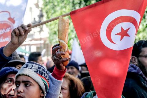 14 janvier 2018 : commémoration sur l'avenue Habib Bourguiba à Tunis du 7ème anniversaire d ela Révolution tunisienne et du départ de Ben Ali. DAsn un contexte de fortes tensions sociales et d'affrontements de jeunes avec la police dasn plusisuers villes de Tunisie depuis une semaine, la journée fut étonnament calme, peu de manifestants et de revnedications sociales face à une très forte présence policière. certains exprimaaient leur fierté, mais d'autres criaient surtout leur colère face à la persistance des maux - pauvreté, chômage et corruption - à l'origine de la chute de la dictature. Des membres du collectif citoyen « Manich Msamah » (« Je ne pardonnerai pas ») ont défilé en brandissant les photos de « martyrs » de la révolution tandis que des jeunes manifestaient pour l'emploi. Des partis politiques avaient installé des stands.