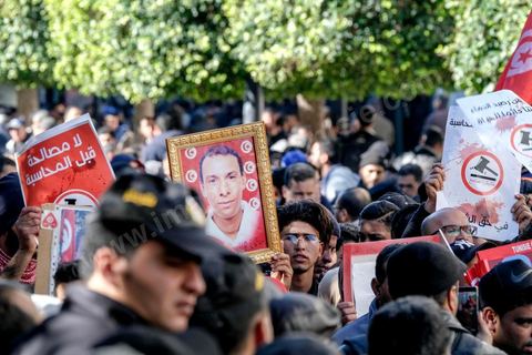 14 janvier 2018 : commémoration sur l'avenue Habib Bourguiba à Tunis du 7ème anniversaire d ela Révolution tunisienne et du départ de Ben Ali. DAsn un contexte de fortes tensions sociales et d'affrontements de jeunes avec la police dasn plusisuers villes de Tunisie depuis une semaine, la journée fut étonnament calme, peu de manifestants et de revnedications sociales face à une très forte présence policière. certains exprimaaient leur fierté, mais d'autres criaient surtout leur colère face à la persistance des maux - pauvreté, chômage et corruption - à l'origine de la chute de la dictature. Des membres du collectif citoyen « Manich Msamah » (« Je ne pardonnerai pas ») ont défilé en brandissant les photos de « martyrs » de la révolution tandis que des jeunes manifestaient pour l'emploi. Des partis politiques avaient installé des stands.