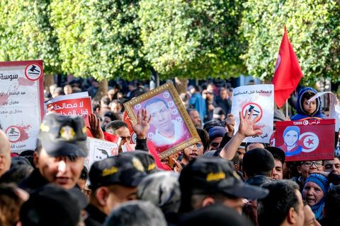 14 janvier 2018 : commémoration sur l'avenue Habib Bourguiba à Tunis du 7ème anniversaire d ela Révolution tunisienne et du départ de Ben Ali. DAsn un contexte de fortes tensions sociales et d'affrontements de jeunes avec la police dasn plusisuers villes de Tunisie depuis une semaine, la journée fut étonnament calme, peu de manifestants et de revnedications sociales face à une très forte présence policière. certains exprimaaient leur fierté, mais d'autres criaient surtout leur colère face à la persistance des maux - pauvreté, chômage et corruption - à l'origine de la chute de la dictature. Des membres du collectif citoyen « Manich Msamah » (« Je ne pardonnerai pas ») ont défilé en brandissant les photos de « martyrs » de la révolution tandis que des jeunes manifestaient pour l'emploi. Des partis politiques avaient installé des stands.