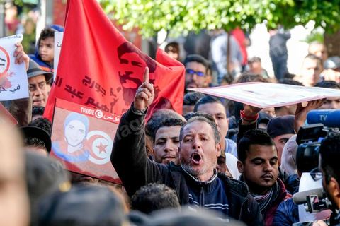 14 janvier 2018 : commémoration sur l'avenue Habib Bourguiba à Tunis du 7ème anniversaire d ela Révolution tunisienne et du départ de Ben Ali. DAsn un contexte de fortes tensions sociales et d'affrontements de jeunes avec la police dasn plusisuers villes de Tunisie depuis une semaine, la journée fut étonnament calme, peu de manifestants et de revnedications sociales face à une très forte présence policière. certains exprimaaient leur fierté, mais d'autres criaient surtout leur colère face à la persistance des maux - pauvreté, chômage et corruption - à l'origine de la chute de la dictature. Des membres du collectif citoyen « Manich Msamah » (« Je ne pardonnerai pas ») ont défilé en brandissant les photos de « martyrs » de la révolution tandis que des jeunes manifestaient pour l'emploi. Des partis politiques avaient installé des stands.