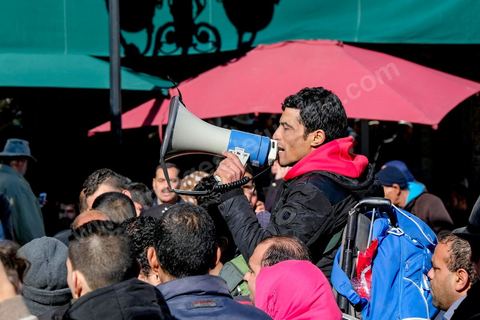 14 janvier 2018 : commémoration sur l'avenue Habib Bourguiba à Tunis du 7ème anniversaire d ela Révolution tunisienne et du départ de Ben Ali. DAsn un contexte de fortes tensions sociales et d'affrontements de jeunes avec la police dasn plusisuers villes de Tunisie depuis une semaine, la journée fut étonnament calme, peu de manifestants et de revnedications sociales face à une très forte présence policière. certains exprimaaient leur fierté, mais d'autres criaient surtout leur colère face à la persistance des maux - pauvreté, chômage et corruption - à l'origine de la chute de la dictature. Des membres du collectif citoyen « Manich Msamah » (« Je ne pardonnerai pas ») ont défilé en brandissant les photos de « martyrs » de la révolution tandis que des jeunes manifestaient pour l'emploi. Des partis politiques avaient installé des stands.