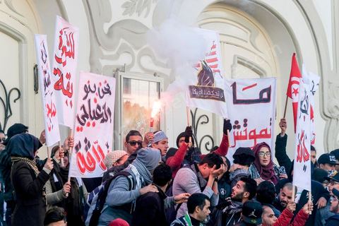 14 janvier 2018 : commémoration sur l'avenue Habib Bourguiba à Tunis du 7ème anniversaire d ela Révolution tunisienne et du départ de Ben Ali. DAsn un contexte de fortes tensions sociales et d'affrontements de jeunes avec la police dasn plusisuers villes de Tunisie depuis une semaine, la journée fut étonnament calme, peu de manifestants et de revnedications sociales face à une très forte présence policière. certains exprimaaient leur fierté, mais d'autres criaient surtout leur colère face à la persistance des maux - pauvreté, chômage et corruption - à l'origine de la chute de la dictature. Des membres du collectif citoyen « Manich Msamah » (« Je ne pardonnerai pas ») ont défilé en brandissant les photos de « martyrs » de la révolution tandis que des jeunes manifestaient pour l'emploi. Des partis politiques avaient installé des stands.
