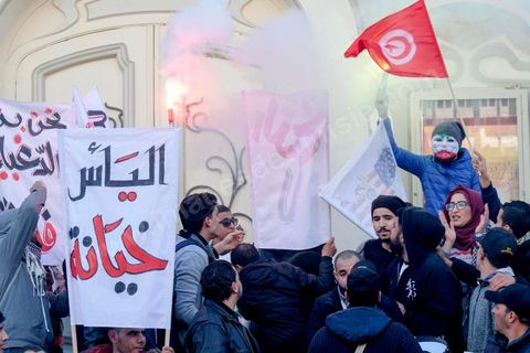 14 janvier 2018 : commémoration sur l'avenue Habib Bourguiba à Tunis du 7ème anniversaire d ela Révolution tunisienne et du départ de Ben Ali. DAsn un contexte de fortes tensions sociales et d'affrontements de jeunes avec la police dasn plusisuers villes de Tunisie depuis une semaine, la journée fut étonnament calme, peu de manifestants et de revnedications sociales face à une très forte présence policière. certains exprimaaient leur fierté, mais d'autres criaient surtout leur colère face à la persistance des maux - pauvreté, chômage et corruption - à l'origine de la chute de la dictature. Des membres du collectif citoyen « Manich Msamah » (« Je ne pardonnerai pas ») ont défilé en brandissant les photos de « martyrs » de la révolution tandis que des jeunes manifestaient pour l'emploi. Des partis politiques avaient installé des stands.