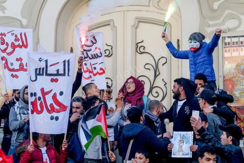 14 janvier 2018 : commémoration sur l'avenue Habib Bourguiba à Tunis du 7ème anniversaire d ela Révolution tunisienne et du départ de Ben Ali. DAsn un contexte de fortes tensions sociales et d'affrontements de jeunes avec la police dasn plusisuers villes de Tunisie depuis une semaine, la journée fut étonnament calme, peu de manifestants et de revnedications sociales face à une très forte présence policière. certains exprimaaient leur fierté, mais d'autres criaient surtout leur colère face à la persistance des maux - pauvreté, chômage et corruption - à l'origine de la chute de la dictature. Des membres du collectif citoyen « Manich Msamah » (« Je ne pardonnerai pas ») ont défilé en brandissant les photos de « martyrs » de la révolution tandis que des jeunes manifestaient pour l'emploi. Des partis politiques avaient installé des stands.