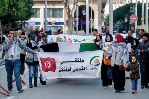 14 janvier 2018 : commémoration sur l'avenue Habib Bourguiba à Tunis du 7ème anniversaire d ela Révolution tunisienne et du départ de Ben Ali. DAsn un contexte de fortes tensions sociales et d'affrontements de jeunes avec la police dasn plusisuers villes de Tunisie depuis une semaine, la journée fut étonnament calme, peu de manifestants et de revnedications sociales face à une très forte présence policière. certains exprimaaient leur fierté, mais d'autres criaient surtout leur colère face à la persistance des maux - pauvreté, chômage et corruption - à l'origine de la chute de la dictature. Des membres du collectif citoyen « Manich Msamah » (« Je ne pardonnerai pas ») ont défilé en brandissant les photos de « martyrs » de la révolution tandis que des jeunes manifestaient pour l'emploi. Des partis politiques avaient installé des stands.