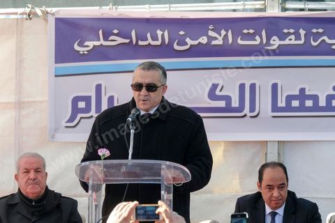 14 janvier 2018 : commémoration sur l'avenue Habib Bourguiba à Tunis du 7ème anniversaire d ela Révolution tunisienne et du départ de Ben Ali. DAsn un contexte de fortes tensions sociales et d'affrontements de jeunes avec la police dasn plusisuers villes de Tunisie depuis une semaine, la journée fut étonnament calme, peu de manifestants et de revnedications sociales face à une très forte présence policière. certains exprimaaient leur fierté, mais d'autres criaient surtout leur colère face à la persistance des maux - pauvreté, chômage et corruption - à l'origine de la chute de la dictature. Des membres du collectif citoyen « Manich Msamah » (« Je ne pardonnerai pas ») ont défilé en brandissant les photos de « martyrs » de la révolution tandis que des jeunes manifestaient pour l'emploi. Des partis politiques avaient installé des stands.