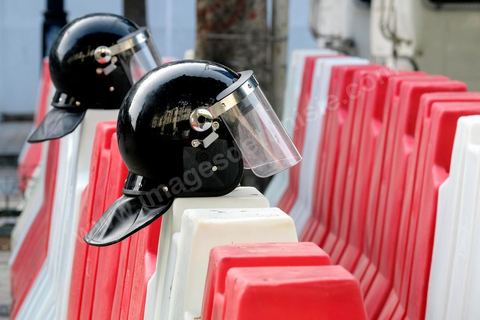 14 janvier 2018 : commémoration sur l'avenue Habib Bourguiba à Tunis du 7ème anniversaire d ela Révolution tunisienne et du départ de Ben Ali. DAsn un contexte de fortes tensions sociales et d'affrontements de jeunes avec la police dasn plusisuers villes de Tunisie depuis une semaine, la journée fut étonnament calme, peu de manifestants et de revnedications sociales face à une très forte présence policière. certains exprimaaient leur fierté, mais d'autres criaient surtout leur colère face à la persistance des maux - pauvreté, chômage et corruption - à l'origine de la chute de la dictature. Des membres du collectif citoyen « Manich Msamah » (« Je ne pardonnerai pas ») ont défilé en brandissant les photos de « martyrs » de la révolution tandis que des jeunes manifestaient pour l'emploi. Des partis politiques avaient installé des stands.