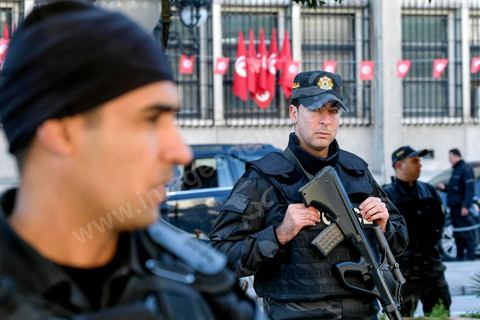 14 janvier 2018 : commémoration sur l'avenue Habib Bourguiba à Tunis du 7ème anniversaire d ela Révolution tunisienne et du départ de Ben Ali. DAsn un contexte de fortes tensions sociales et d'affrontements de jeunes avec la police dasn plusisuers villes de Tunisie depuis une semaine, la journée fut étonnament calme, peu de manifestants et de revnedications sociales face à une très forte présence policière. certains exprimaaient leur fierté, mais d'autres criaient surtout leur colère face à la persistance des maux - pauvreté, chômage et corruption - à l'origine de la chute de la dictature. Des membres du collectif citoyen « Manich Msamah » (« Je ne pardonnerai pas ») ont défilé en brandissant les photos de « martyrs » de la révolution tandis que des jeunes manifestaient pour l'emploi. Des partis politiques avaient installé des stands.