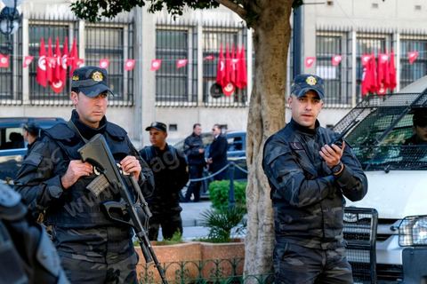 14 janvier 2018 : commémoration sur l'avenue Habib Bourguiba à Tunis du 7ème anniversaire d ela Révolution tunisienne et du départ de Ben Ali. DAsn un contexte de fortes tensions sociales et d'affrontements de jeunes avec la police dasn plusisuers villes de Tunisie depuis une semaine, la journée fut étonnament calme, peu de manifestants et de revnedications sociales face à une très forte présence policière. certains exprimaaient leur fierté, mais d'autres criaient surtout leur colère face à la persistance des maux - pauvreté, chômage et corruption - à l'origine de la chute de la dictature. Des membres du collectif citoyen « Manich Msamah » (« Je ne pardonnerai pas ») ont défilé en brandissant les photos de « martyrs » de la révolution tandis que des jeunes manifestaient pour l'emploi. Des partis politiques avaient installé des stands.