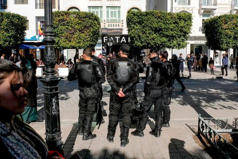 14 janvier 2018 : commémoration sur l'avenue Habib Bourguiba à Tunis du 7ème anniversaire d ela Révolution tunisienne et du départ de Ben Ali. DAsn un contexte de fortes tensions sociales et d'affrontements de jeunes avec la police dasn plusisuers villes de Tunisie depuis une semaine, la journée fut étonnament calme, peu de manifestants et de revnedications sociales face à une très forte présence policière. certains exprimaaient leur fierté, mais d'autres criaient surtout leur colère face à la persistance des maux - pauvreté, chômage et corruption - à l'origine de la chute de la dictature. Des membres du collectif citoyen « Manich Msamah » (« Je ne pardonnerai pas ») ont défilé en brandissant les photos de « martyrs » de la révolution tandis que des jeunes manifestaient pour l'emploi. Des partis politiques avaient installé des stands.