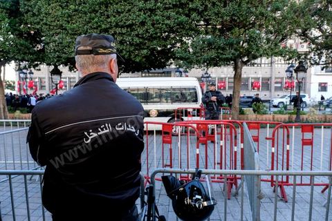14 janvier 2018 : commémoration sur l'avenue Habib Bourguiba à Tunis du 7ème anniversaire d ela Révolution tunisienne et du départ de Ben Ali. DAsn un contexte de fortes tensions sociales et d'affrontements de jeunes avec la police dasn plusisuers villes de Tunisie depuis une semaine, la journée fut étonnament calme, peu de manifestants et de revnedications sociales face à une très forte présence policière. certains exprimaaient leur fierté, mais d'autres criaient surtout leur colère face à la persistance des maux - pauvreté, chômage et corruption - à l'origine de la chute de la dictature. Des membres du collectif citoyen « Manich Msamah » (« Je ne pardonnerai pas ») ont défilé en brandissant les photos de « martyrs » de la révolution tandis que des jeunes manifestaient pour l'emploi. Des partis politiques avaient installé des stands.