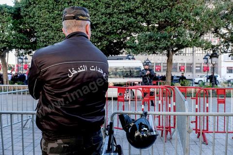 14 janvier 2018 : commémoration sur l'avenue Habib Bourguiba à Tunis du 7ème anniversaire d ela Révolution tunisienne et du départ de Ben Ali. DAsn un contexte de fortes tensions sociales et d'affrontements de jeunes avec la police dasn plusisuers villes de Tunisie depuis une semaine, la journée fut étonnament calme, peu de manifestants et de revnedications sociales face à une très forte présence policière. certains exprimaaient leur fierté, mais d'autres criaient surtout leur colère face à la persistance des maux - pauvreté, chômage et corruption - à l'origine de la chute de la dictature. Des membres du collectif citoyen « Manich Msamah » (« Je ne pardonnerai pas ») ont défilé en brandissant les photos de « martyrs » de la révolution tandis que des jeunes manifestaient pour l'emploi. Des partis politiques avaient installé des stands.