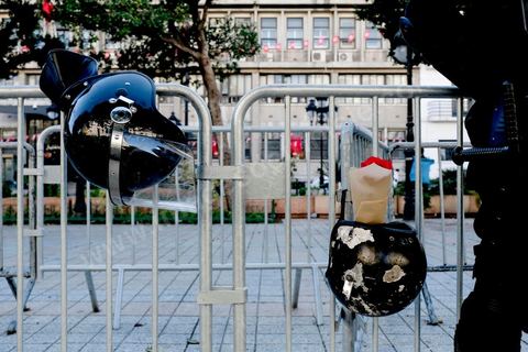 14 janvier 2018 : commémoration sur l'avenue Habib Bourguiba à Tunis du 7ème anniversaire d ela Révolution tunisienne et du départ de Ben Ali. DAsn un contexte de fortes tensions sociales et d'affrontements de jeunes avec la police dasn plusisuers villes de Tunisie depuis une semaine, la journée fut étonnament calme, peu de manifestants et de revnedications sociales face à une très forte présence policière. certains exprimaaient leur fierté, mais d'autres criaient surtout leur colère face à la persistance des maux - pauvreté, chômage et corruption - à l'origine de la chute de la dictature. Des membres du collectif citoyen « Manich Msamah » (« Je ne pardonnerai pas ») ont défilé en brandissant les photos de « martyrs » de la révolution tandis que des jeunes manifestaient pour l'emploi. Des partis politiques avaient installé des stands.