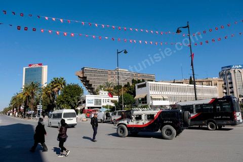 14 janvier 2018 : commémoration sur l'avenue Habib Bourguiba à Tunis du 7ème anniversaire d ela Révolution tunisienne et du départ de Ben Ali. DAsn un contexte de fortes tensions sociales et d'affrontements de jeunes avec la police dasn plusisuers villes de Tunisie depuis une semaine, la journée fut étonnament calme, peu de manifestants et de revnedications sociales face à une très forte présence policière. certains exprimaaient leur fierté, mais d'autres criaient surtout leur colère face à la persistance des maux - pauvreté, chômage et corruption - à l'origine de la chute de la dictature. Des membres du collectif citoyen « Manich Msamah » (« Je ne pardonnerai pas ») ont défilé en brandissant les photos de « martyrs » de la révolution tandis que des jeunes manifestaient pour l'emploi. Des partis politiques avaient installé des stands.